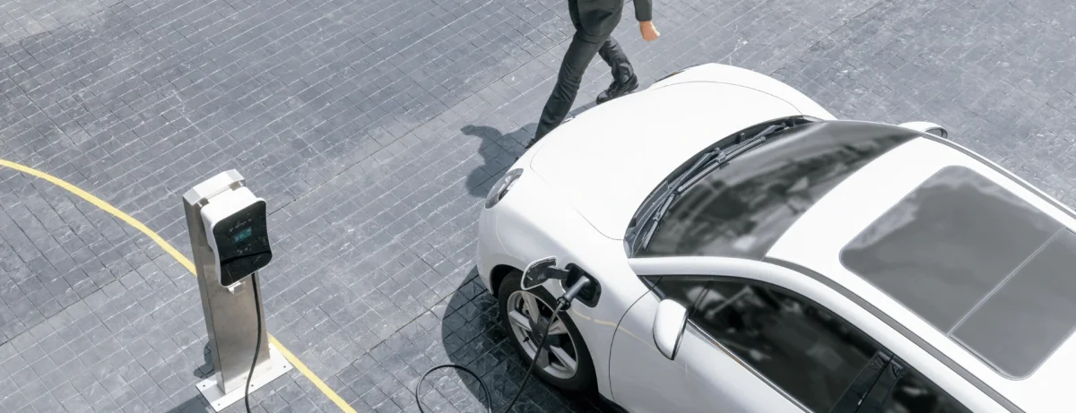 Voitures électriques en recharge sur un parking d'entreprise